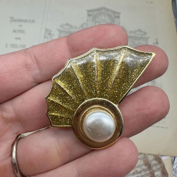 Vintage Gold Sparkling Glitter Fan Shell with Pearl Brooch Pin Gold Tone - Picture 3 of 4